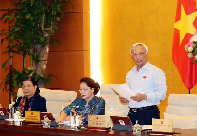 Phó Chủ tịch Quốc hội Uông Chu Lưu điều hành phiên họp.