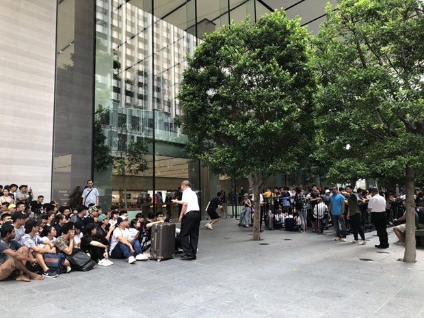 Người mua iPhone 11 tập trung trước cửa hàng Apple trên đường Orchard ở Singapore.