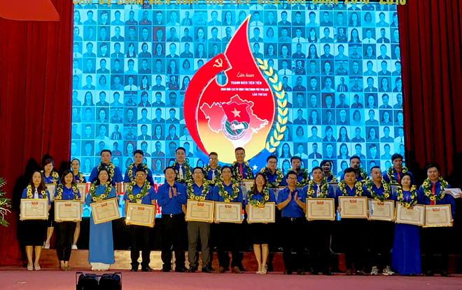 Lãnh đạo Đoàn khối Các cơ quan Trung ương tặng Bằng khen của Trung ương Đoàn cho 24 cán bộ, đoàn viên thanh niên tiên tiến giai đoạn 2018 - 2019.