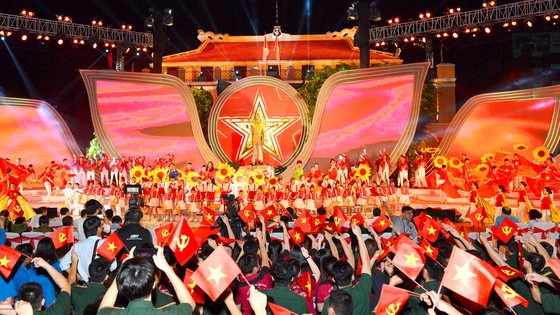 Cầu truyền hình “Nguồn sáng dẫn đường” tại Bến Nhà Rồng dịp kỷ niệm 50 năm thực hiện Di chúc của Chủ tịch Hồ Chí Minh.