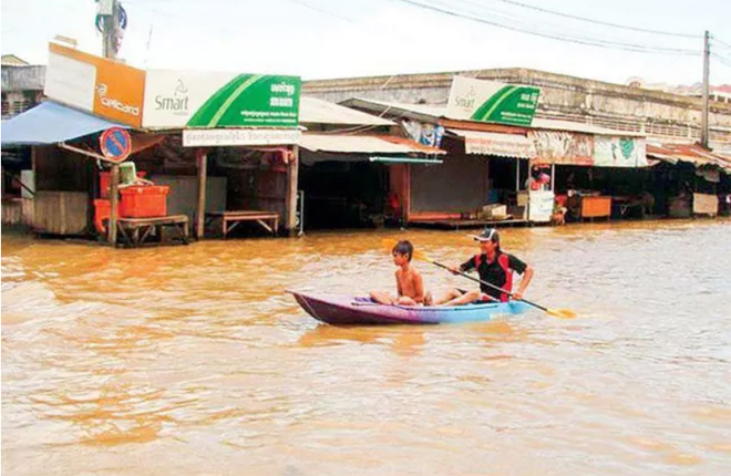 Nước sông Mekong dâng cao, gây lũ lụt tại nhiều tỉnh thành ở Campuchia.