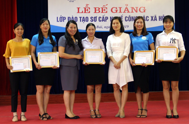 Thạc sỹ Ngô Minh Hiền - Giám đốc Trung tâm Đào tạo nâng cao năng lực phụ nữ, Học viện Phụ nữ Việt Nam và Giám đốc Trung tâm Hỗ trợ phụ nữ tặng giấy khen của Học viện cho các học viên xuất sắc