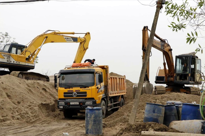 Một điểm tập kết cát trái phép tại xã Minh Quân, huyện Trấn Yên. (Ảnh chụp tháng 12/2018).