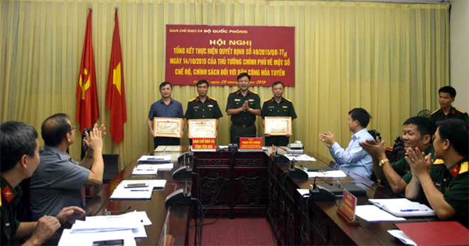 Ban chỉ đạo 24 tỉnh Yên Bái trao khen thưởng của Bộ Tư lệnh Quân khu II cho các tập thể và cá nhân