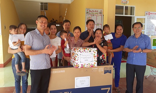 Đoàn công tác của Ban dân tộc tỉnh Lào Cai tặng quà cho Trường Mầm non Khánh Thiện