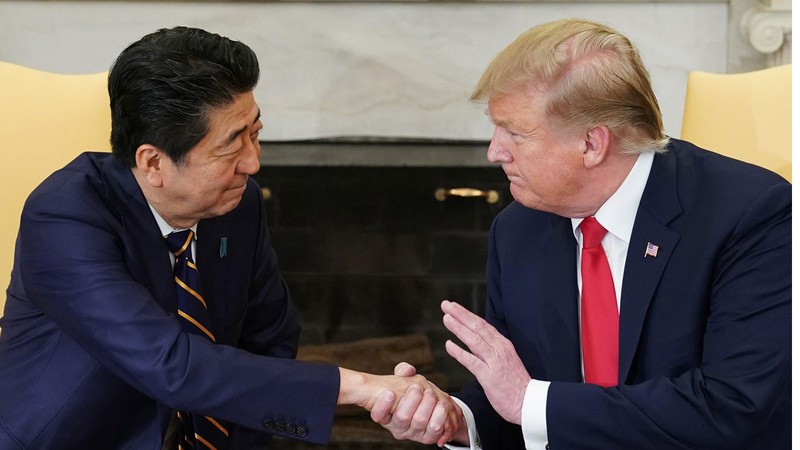 Tổng thống Mỹ Donald Trump (phải) và Thủ tướng Nhật Bản Shinzo Abe trong cuộc gặp tại Nhà Trắng ngày 26/4/2019.