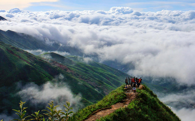 “Biển mây” Tà Xùa thu hút đông đảo khách tới tham quan.