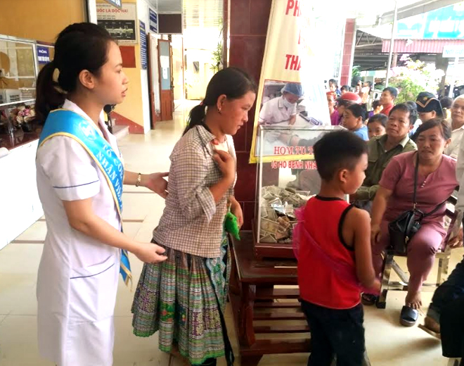 Tổ công tác xã hội của Trung tâm Y tế huyện Văn Yên hướng dẫn, hỗ trợ bệnh nhân đến khám và điều trị.