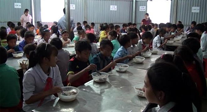 Học sinh Trường Phổ thông Dân tộc bán trú Tiểu học và Trung học cơ sở Phình Hồ trong giờ ăn trưa tại trường.