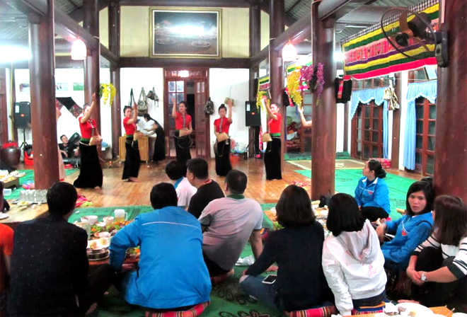 Mô hình tham gia Tổ hợp tác du lịch cộng đồng của anh Sa Bích Nghị ở thôn Đêu 2, xã Nghĩa An ngày càng thu hút khách du lịch.