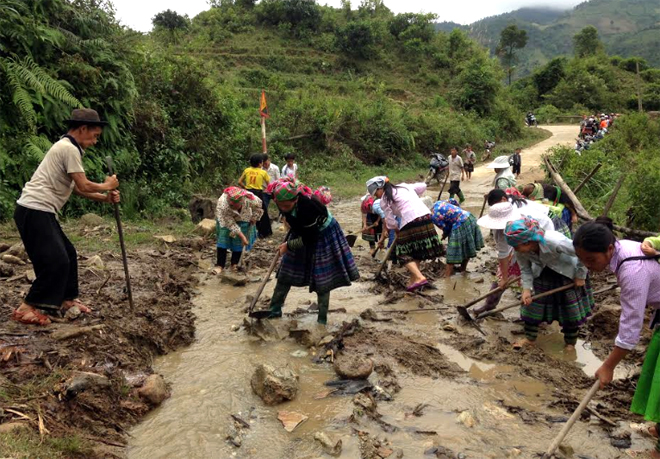 Nhân dân huyện Trạm Tấu tu sửa đường giao thông nông thôn.