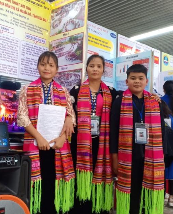 Cô Chu Thị Tú Liên (giữa) cùng hai em Lường Thị Hoài Hương và Lường Quang Duy đoạt giải Nhì Cuộc thi Sáng tạo khoa học kỹ thuật cho học sinh trung học năm học 2018 - 2019.