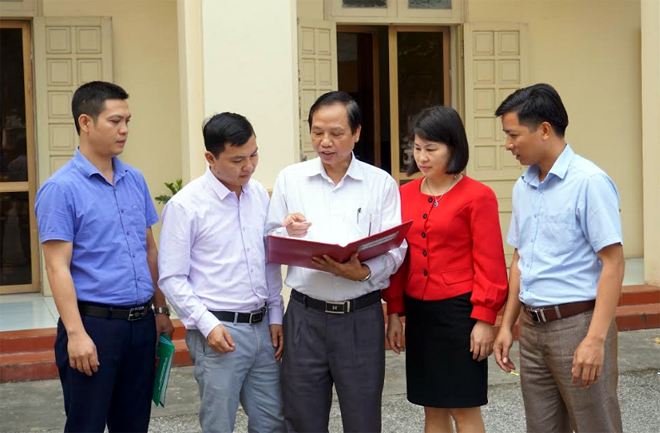 Đồng chí Cao Xuân Chiểu - Phó Bí thư Đảng ủy Khối Doanh nghiệp tỉnh trao đổi với cán bộ, đảng viên trong Đảng bộ về giải pháp triển khai thực hiện Đề án số 04 của Tỉnh ủy.