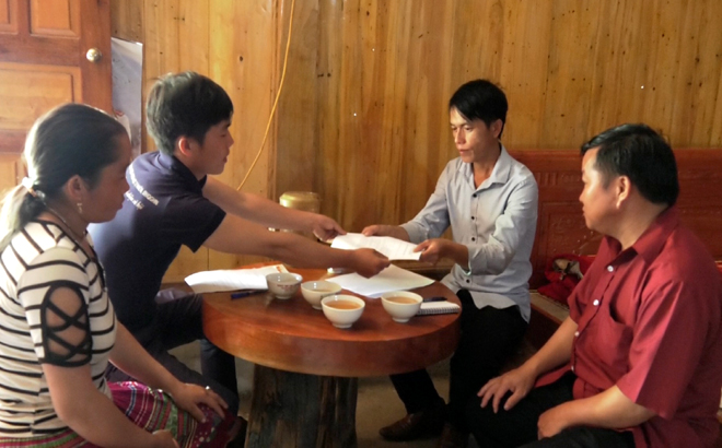 Leaders of Tram Tau commune, Tram Tau district help local poor households develop production and escape poverty sustainably.
