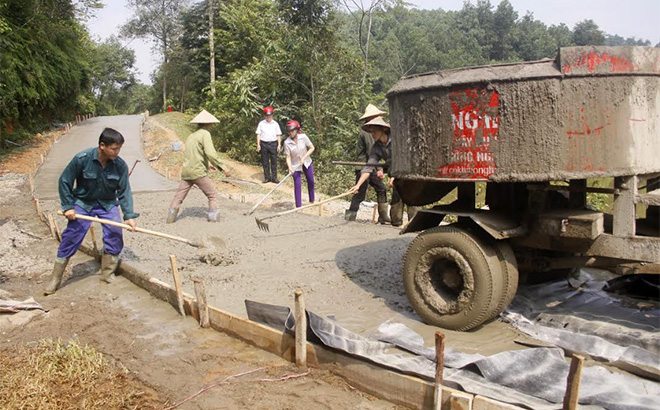 Nhân dân xã Đại Lịch, huyện Văn Chấn bê tông hóa đường giao thông nông thôn.