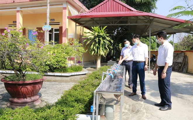 Lãnh đạo Phòng Giáo dục và Đào tạo huyện Văn Yên kiểm tra công tác phòng chống dịch Covid-19 tại Trường Tiểu học thị trấn Mậu A.