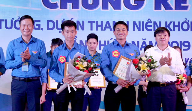 Ngô Thành Hưng (đứng thứ 2 bên trái) đạt giải Nhì tại Cuộc thi ý tưởng, dự án thanh niên khởi nghiệp năm 2019 do Tỉnh đoàn Yên Bái tổ chức. 
