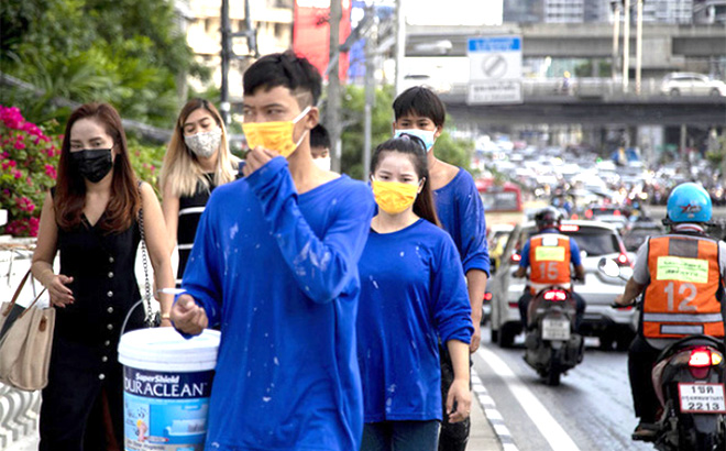 Người lao động Thái Lan đeo khẩu trang đi trên vỉa hè ở Bangkok, Thái Lan ngày 3/9.