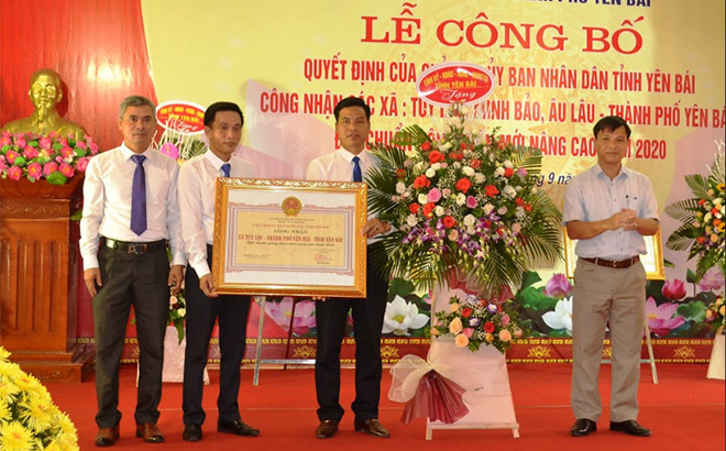 Thừa ủy quyền, lãnh đạo Sở Nông nghiệp và Phát triển nông thôn trao Bằng công nhận xã đạt chuẩn nông thôn mới nâng cao năm 2020 cho xã Tuy Lộc.