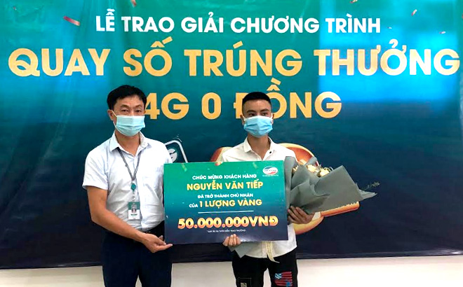 Lãnh đạoViettel Yên Bái trao thưởng cho khách hàng Nguyễn Văn Tiếp.