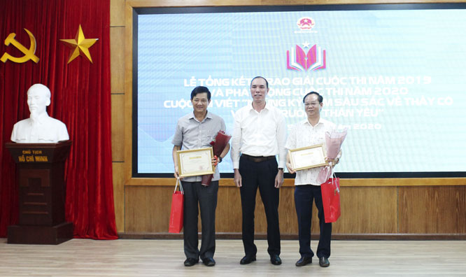 Ban tổ chức trao giải cho hai tập thể có số lượng bài dự thi nhiều nhất là Hà Nội và Nam Định.