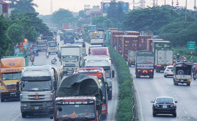 Hàng ngày trên tuyến QL5 có lượng phương tiện tham gia giao thông rất lớn.