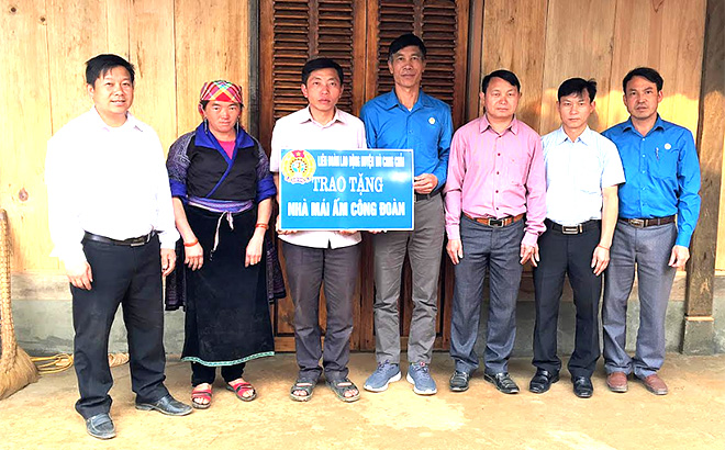 Lãnh đạo Liên đoàn Lao động huyện Mù Cang Chải trao nhà “Mái ấm công đoàn” cho đoàn viên nghèo, góp phần tích cực trong giảm nghèo chung của huyện.