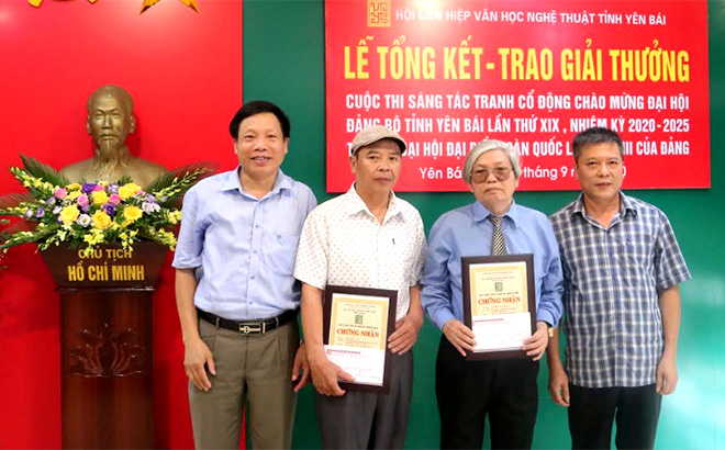 Ban tổ chức trao giải Nhất cho tác giả Nguyễn Bá Siếu và giải Nhì cho tác giả Nguyễn Anh Thập.