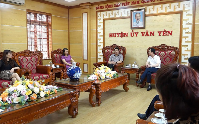 Đồng chí Nguyễn Minh Tuấn làm việc với lãnh đạo huyện Văn Yên về công tác tuyên truyền, trang trí khánh tiết chuẩn bị cho Đại hội Đảng bộ tỉnh Yên Bái lần thứ XIX trên địa bàn huyện.