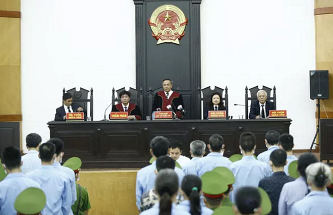 Hội đồng xét xử tuyên án các bị cáo.