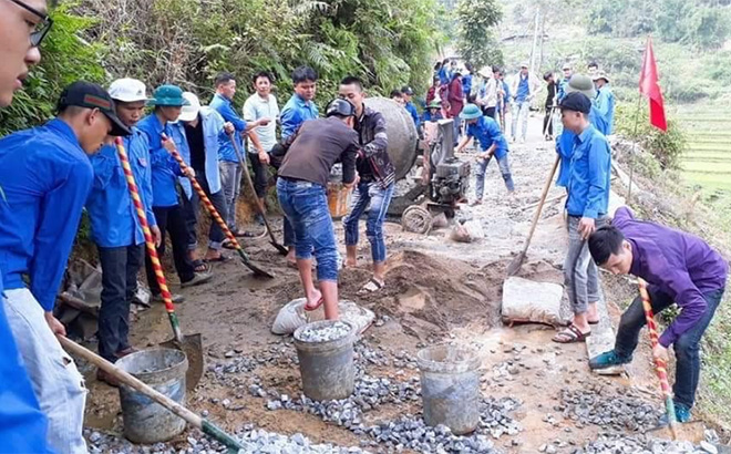 Đoàn viên thanh niên huyện Văn Chấn tham gia vệ sinh môi trường.