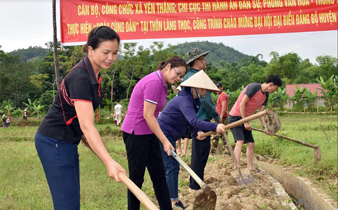 Đoàn viên công đoàn xã Yên Thắng (huyện Lục Yên) và các cơ quan, đơn vị tham gia lao động tình nguyện tại thôn Làng Thọc, xã Yên Thắng.