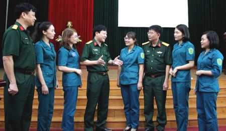 Đại tá Nguyễn Như Bách - Phó Chủ nhiệm Chính trị Quân khu II cùng lãnh đạo Bộ Chỉ huy Quân sự tỉnh trao đổi với các nữ dân quân, tự vệ về công tác giáo dục chính trị ở cơ sở.