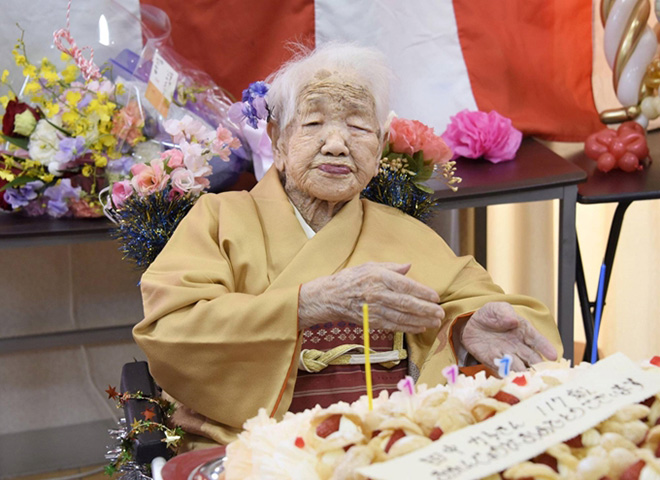 Cụ Kane Tanaka, 117 tuổi,  sống ở Fukuoka, Nhật Bản được tổ chức  Kỷ lục Thế giới Guiness