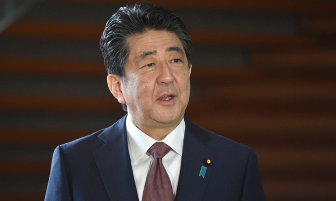 Thủ tướng Nhật Shinzo Abe phát biểu với truyền thông khi đến văn phòng tại Tokyo sáng nay.