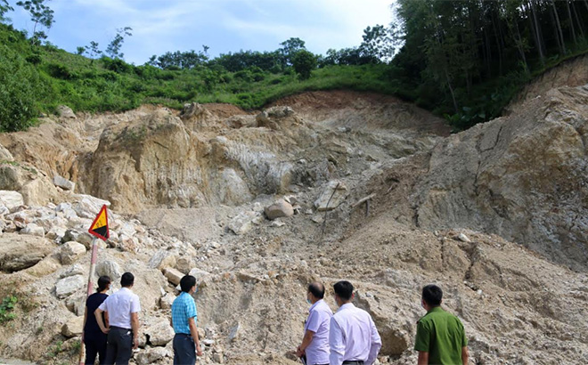 Đoàn kiểm tra liên ngành huyện Văn Yên kiểm tra khu vực san ủi, khai thác đất trái phép tại thôn Khe Trang, xã An Bình.