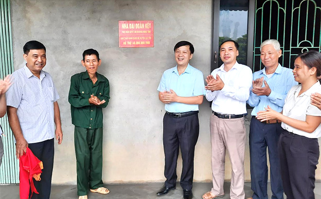 Đồng chí Hoàng Hữu Độ - Bí thư Huyện ủy Lục Yên bàn giao nhà Đại đoàn kết cho hộ nghèo xã Tân Lĩnh.