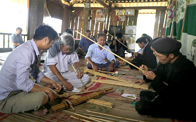 Participants in the second “khen be” making class in Nghia Lo town.