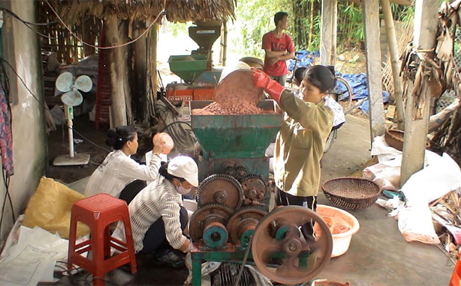 Người dân xã Minh Xuân sản xuất phân viên nén dúi sâu phục vụ sản xuất nông nghiệp.