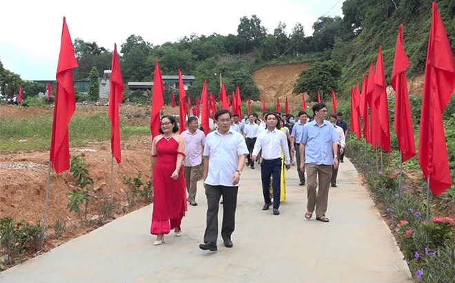 Lãnh đạo thành phố Yên Bái tham quan công trình, phần việc chào mừng Đại hội Đảng bộ tỉnh lần thứ XIX tại tổ 3, phường Minh Tân.