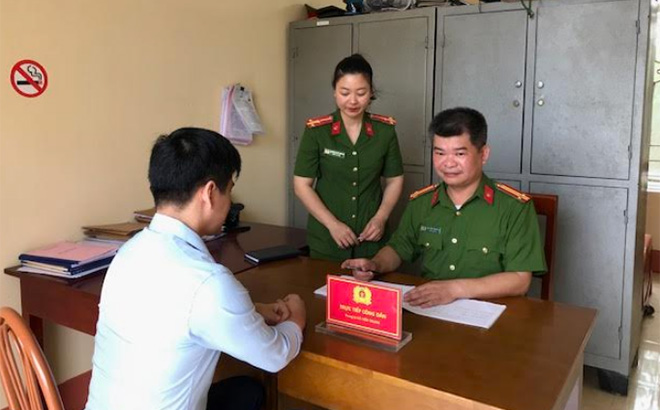 Công an xã Minh Quán, huyện Trấn Yên giải quyết thủ tục hành chính cho người dân.