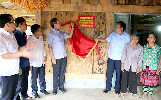 Lãnh đạo Sở Giao thông Vận tải và huyện Trạm Tấu trao nhà Đại đoàn kết cho gia đình ông Giàng A Lù, thôn Khấu Ly, xã Bản Mù.