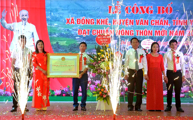 Đồng chí Nguyễn Văn Khánh - Phó chủ tịch UBND tỉnh, Phó Trưởng ban chỉ đạo xây dựng nông thôn mới của tỉnh trao Bằng công nhận đạt chuẩn nông thôn mới cho xã Đồng Khê, huyện Văn Chấn.