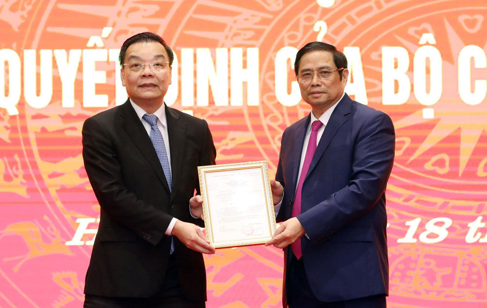 Đồng chí Phạm Minh Chính trao quyết định điều động ông Chu Ngọc Anh làm Phó Bí thư Thành ủy Hà Nội