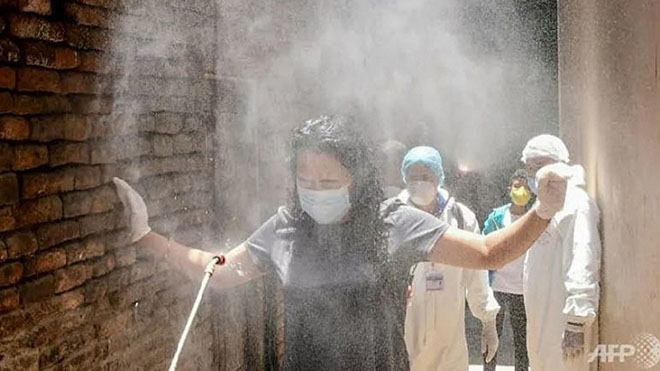 Phun xịt khuẩn chống Covid-19 tại một khu dân cư ở thủ đô Kathmandu.