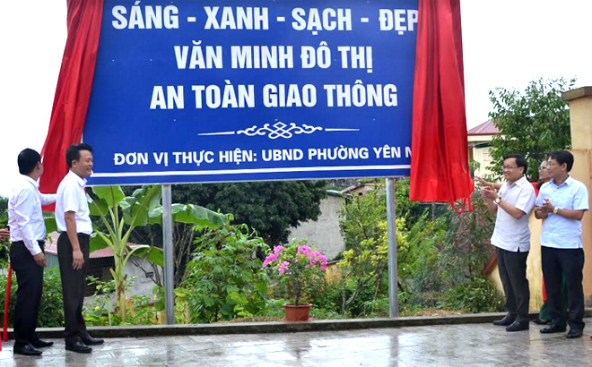 Các đồng chí lãnh đạo thành phố, phường Yên Ninh thực hiện nghi lễ khánh thành tuyến đường văn minh đô thị tại phường Yên Ninh.