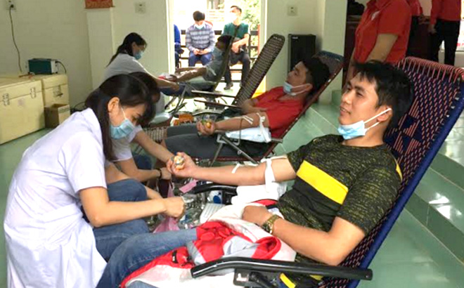 Đoàn viên, thanh niên tham gia hiến máu tình nguyện.
