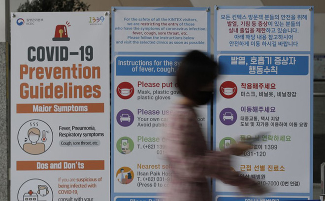 Bảng thông báo các biện pháp phòng tránh COVID-19 tại Trung tâm triển lãm và hội nghị ở Goyang, Hàn Quốc.