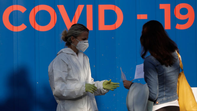 Nhân viên y tế hướng dẫn người dân lấy mẫu xét nghiệm Covid-19 ở thủ đô Praha, Séc vào ngày 21-9.