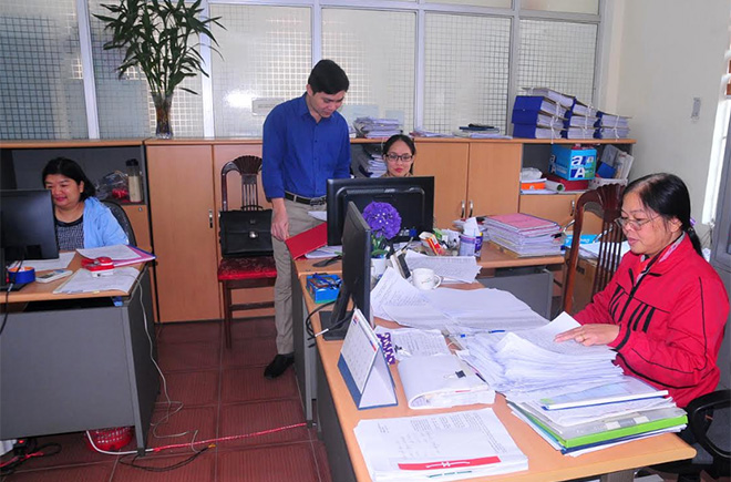 Cán bộ Chi cục Thuế khu vực Trấn Yên, Văn Yên rà soát thủ tục hành chính qua hình thức điện tử.